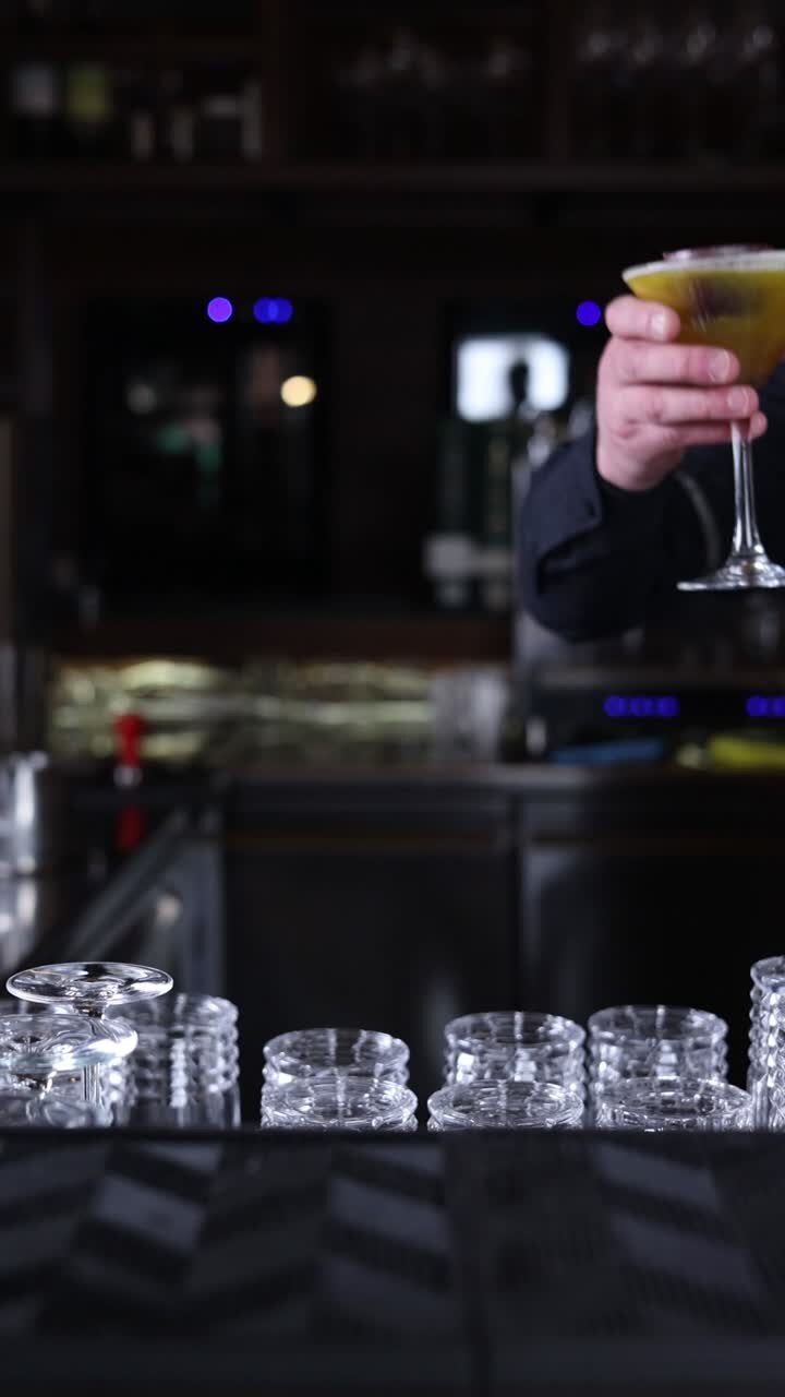 barista che presenta un cocktail