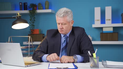 el hombre de negocios nervioso y estresado está pensando.