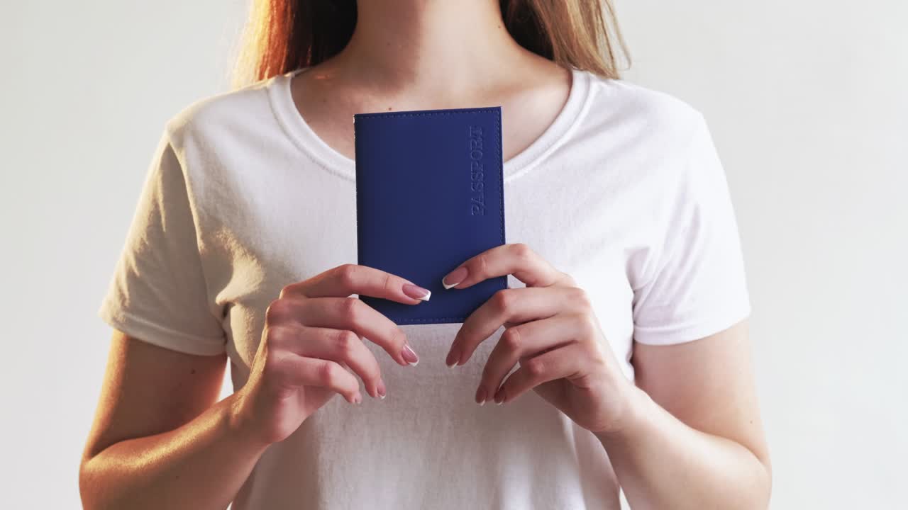 международный паспортный визовый центр женщина вручает удостоверение личности