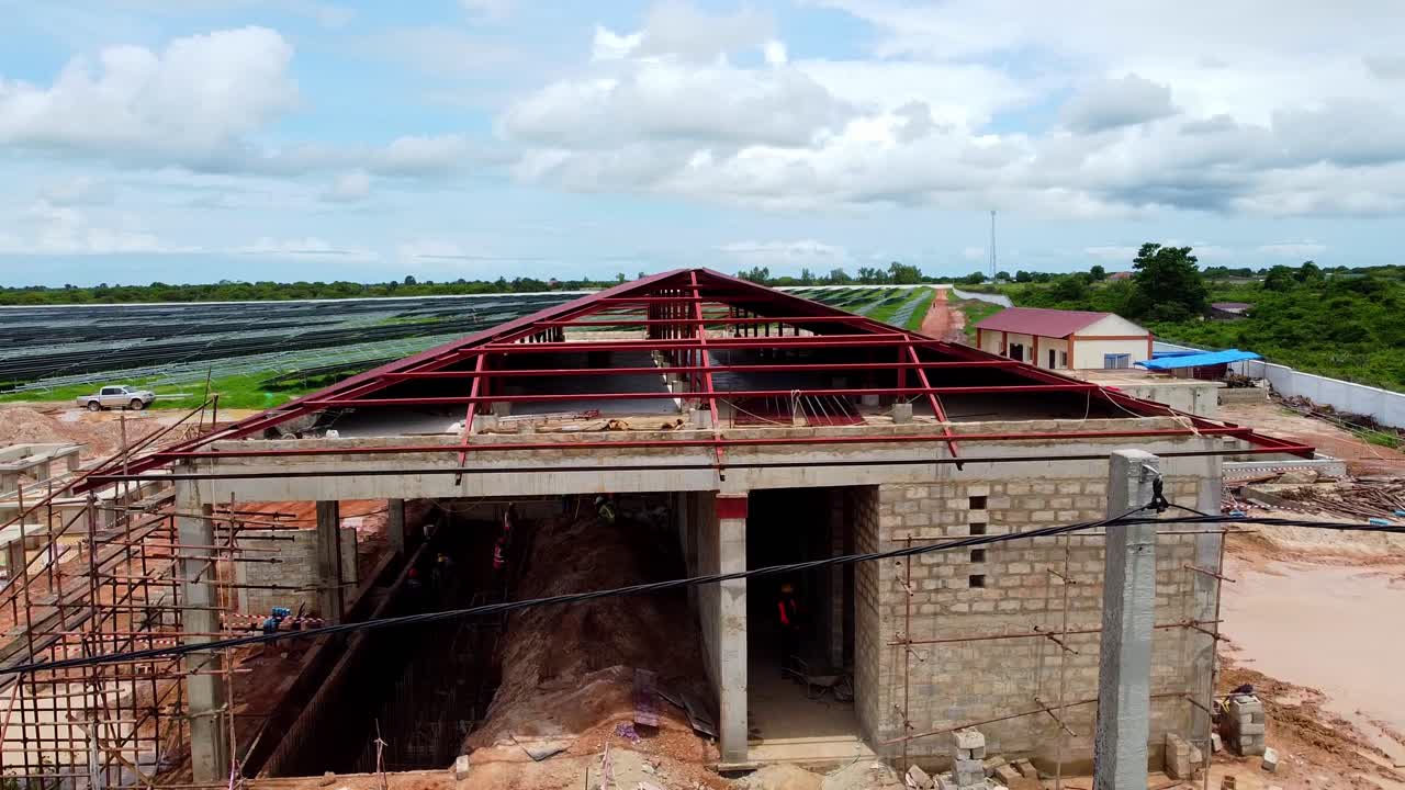 construcción de un edificio agrícola con paneles solares