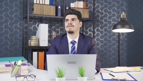 el empleado de oficina que está perturbado por el sonido dice shhh.