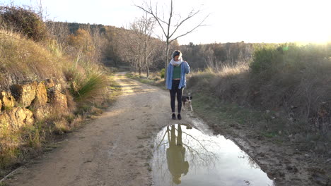 dog surprises traveler on the road and starts drinking water in front of her