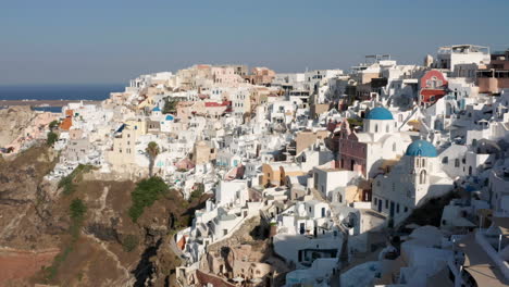 Casas-Del-Pueblo-De-Oia-En-La-Isla-Griega-De-Santorini---Toma-Aérea-De-Drones