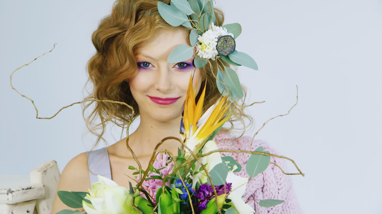 라이브 꽃이 카메라에 포즈를 취하는 머리를 가진 패션 모델