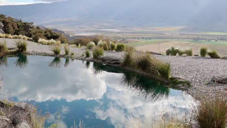 reflexión del estanque sobre el valle de la montaña en el lugar de la boda
