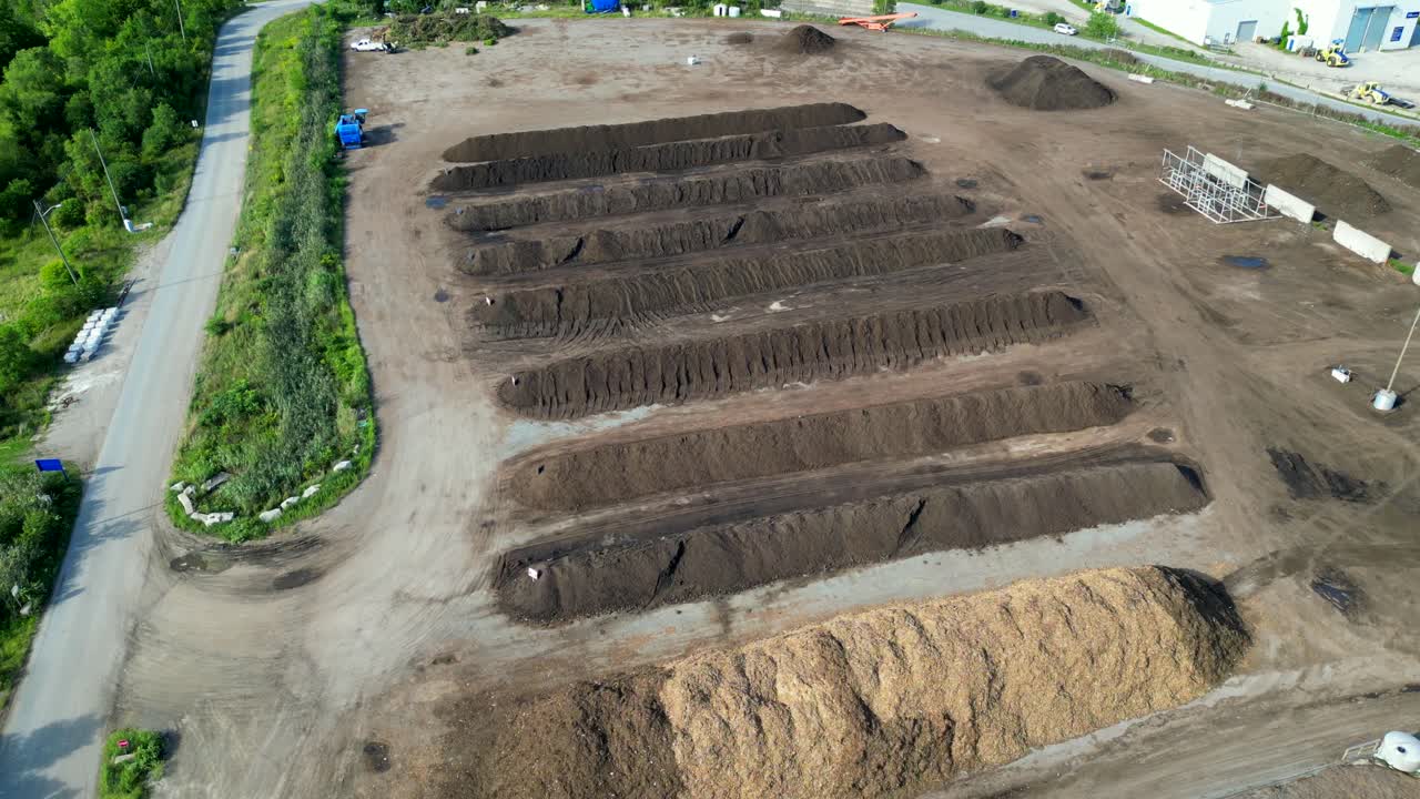 enormes montones de compost listos como fertilizante orgánico para cultivos