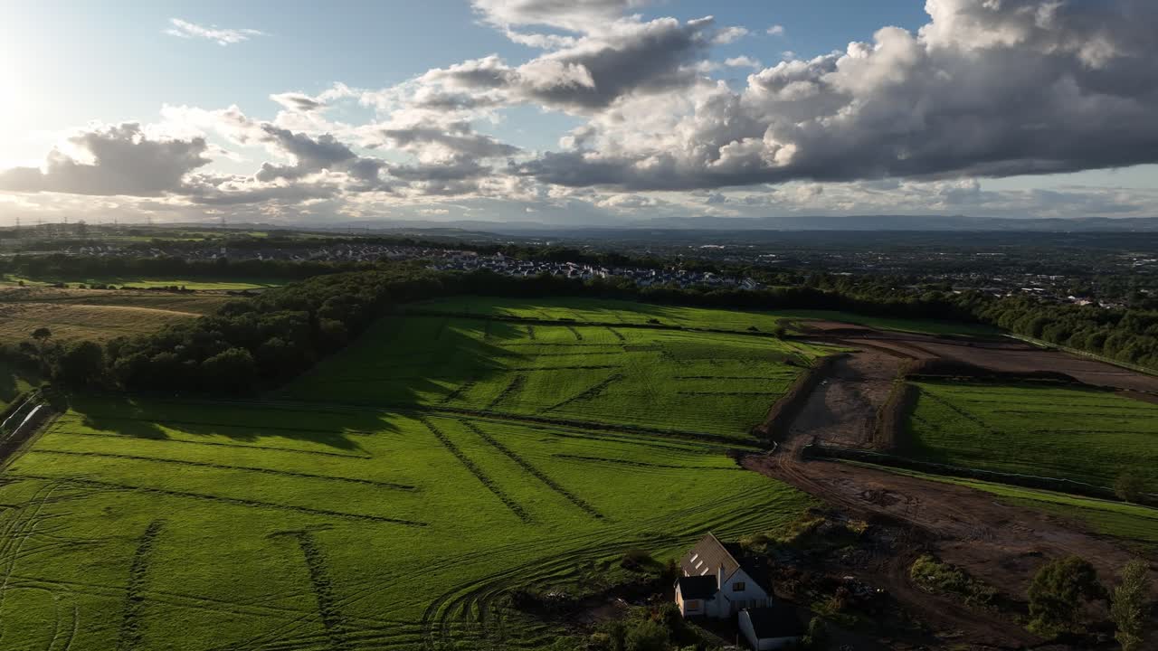 tiro de establecimiento aéreo de un sitio de construcción haciendo el trabajo de base para construir una gran finca de casas