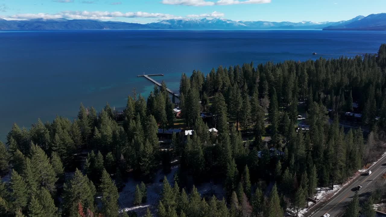 drone disparó panorámica del lago tahoe en un hermoso día soleado
