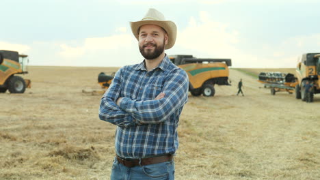 Portrait-of-farmer-wearing-a-hat-and-turning-to-the-camera-with-hands-crossed