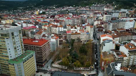 Parque-San-Lázaro-En-Medio-De-Ourense-España,-Espacio-Verde-Urbano-Junto-A-Edificios-De-Apartamentos