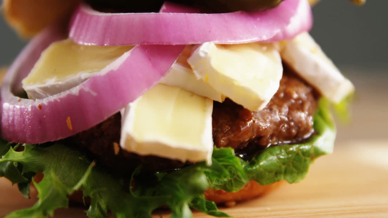 hamburguesa en una tabla de madera