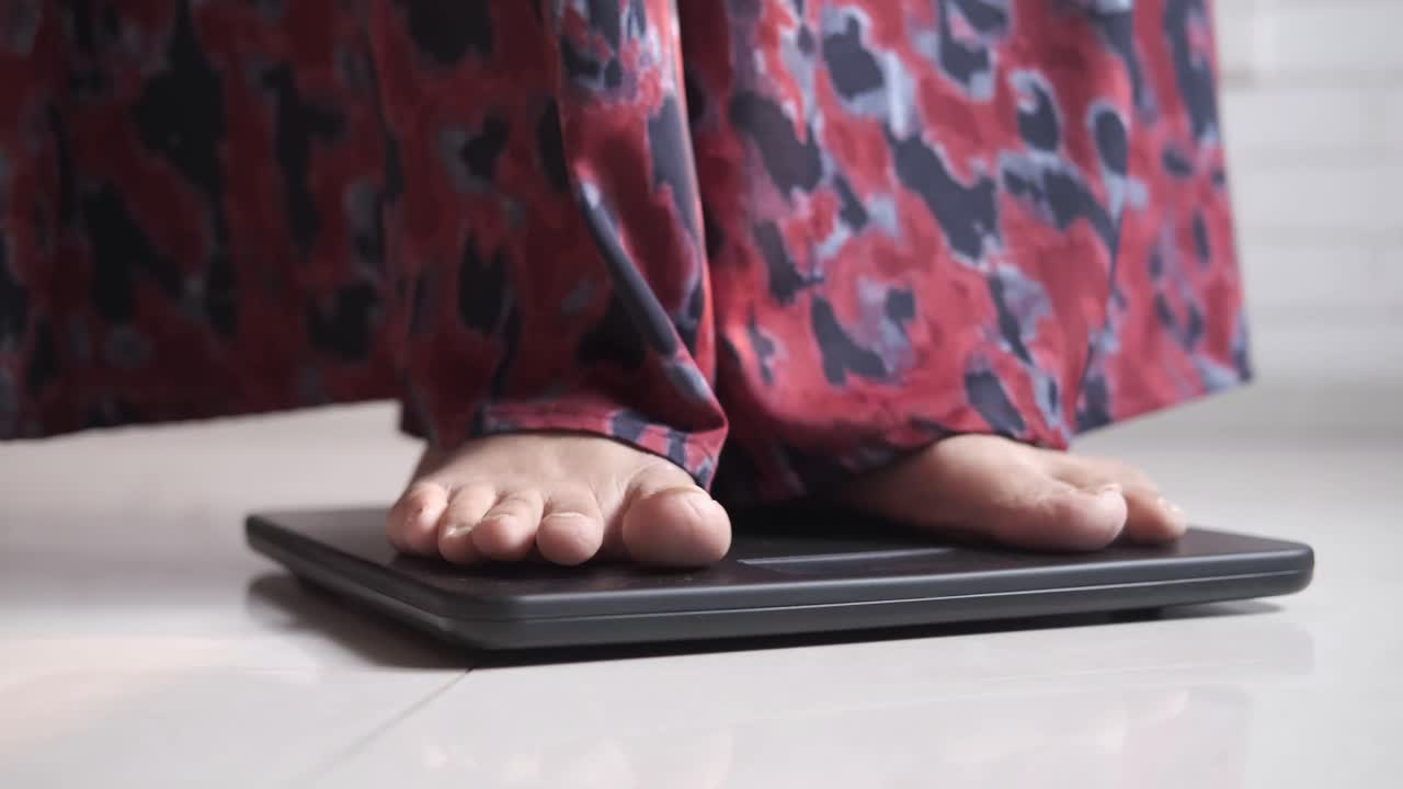 mujer de pie en una escala digital