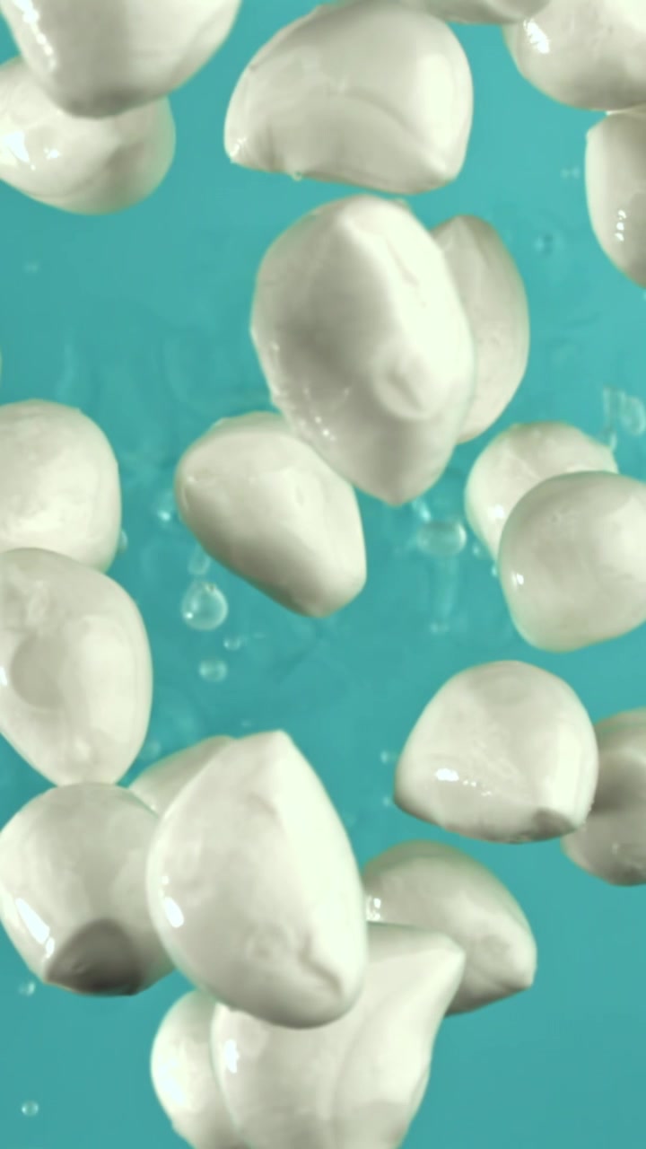 Bocconcini freschi che galleggiano in acqua turchese