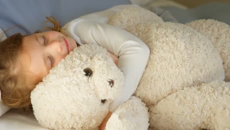 Niña-Durmiendo-Con-Osito-De-Peluche-En-El-Dormitorio-4k