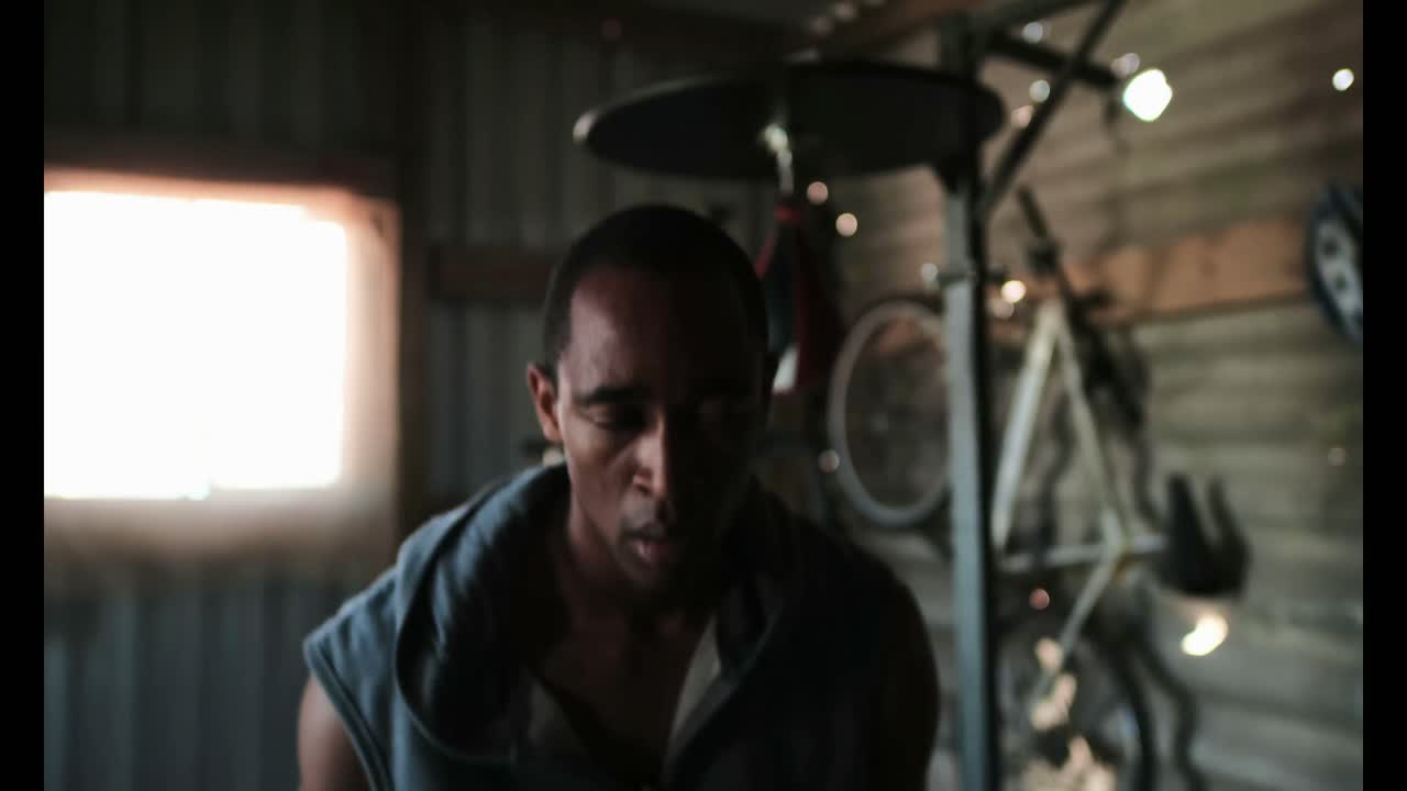 젊은 아프리카계 미국인 남성 권투 선수가 피트니스 스튜디오 4k에서 권투를 연습하고 있습니다.