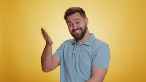 hombre levantando las manos preguntando qué por qué razón del fracaso anti lifehacks ridiculiza incredulidad irritación