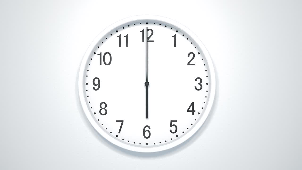 el lapso de tiempo del reloj moderno en la pared blanca.