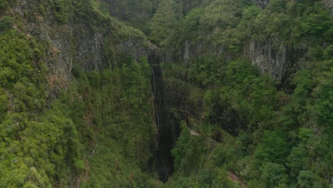 Ein-Kleiner-Wasserstrom-Fließt-Vom-Berghang-In-Die-Steile-Schlucht-An-Den-Risco-fällen