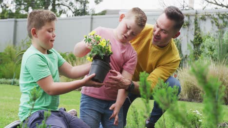 Glücklicher-Kaukasischer-Vater-Mit-Zwei-Söhnen,-Die-Gemeinsam-Im-Garten-Gärtnern