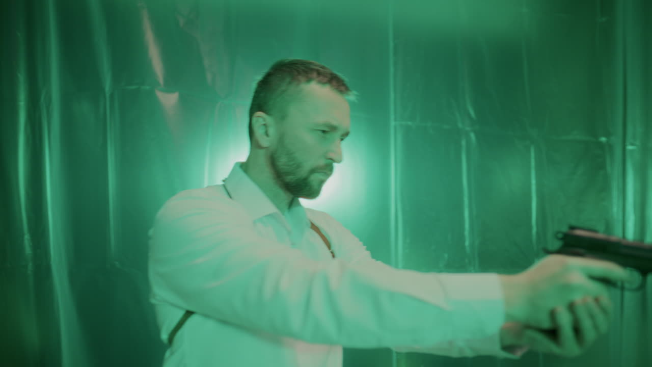 un oficial de policía apunta un arma a la cabeza de un criminal, salvando a un rehén.