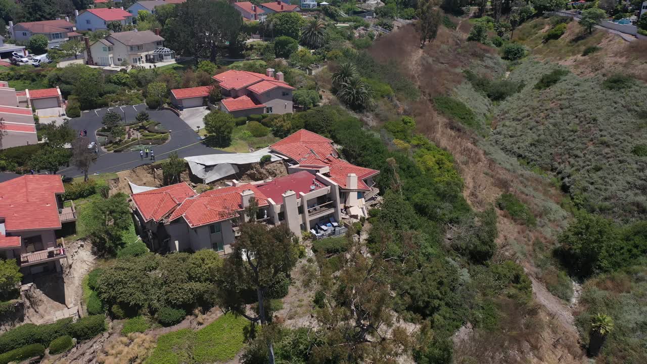 침식 으로 인해 절벽 에서 떨어지는 집 들