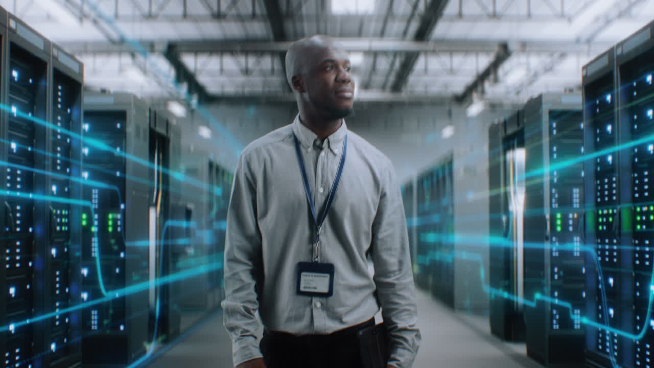 técnico informático en una sala de servidores