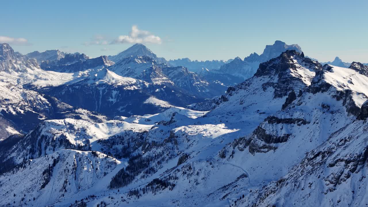 Kış mevsiminde Dolomitler manzarasının muazzam derinliği (drone görüntüsü).