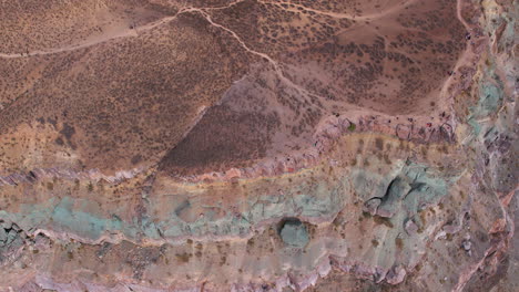 vista aérea cinematográfica de un grupo de personas en la cima de una montaña, mirador en la cordillera de los andes, chile