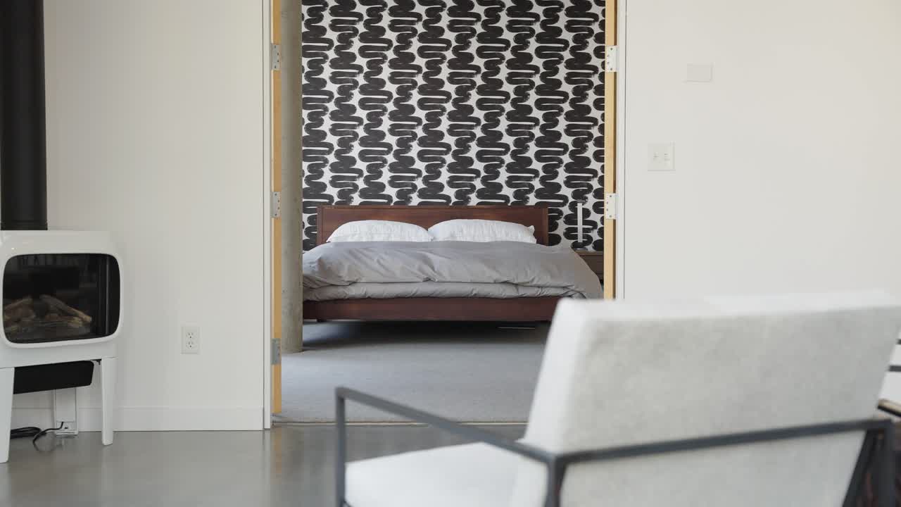 Una camera da letto moderna con un letto e un camino in primo piano