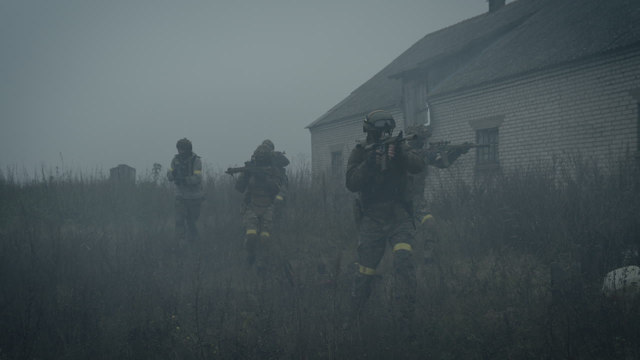 ejercicio de entrenamiento militar en la niebla