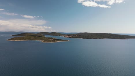 vista aérea de los islotes frente a la costa adriática de uvala mrtvaska