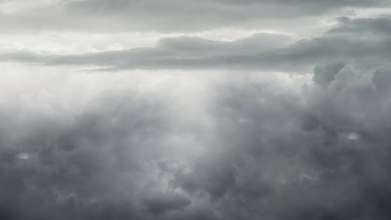 폭풍우 치는 하늘과 무거운 구름 배경