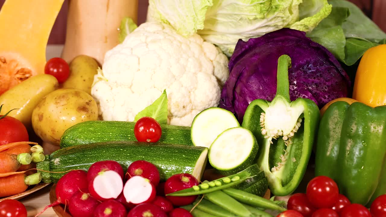 나무 바탕 에 전시 된 다양한 채소