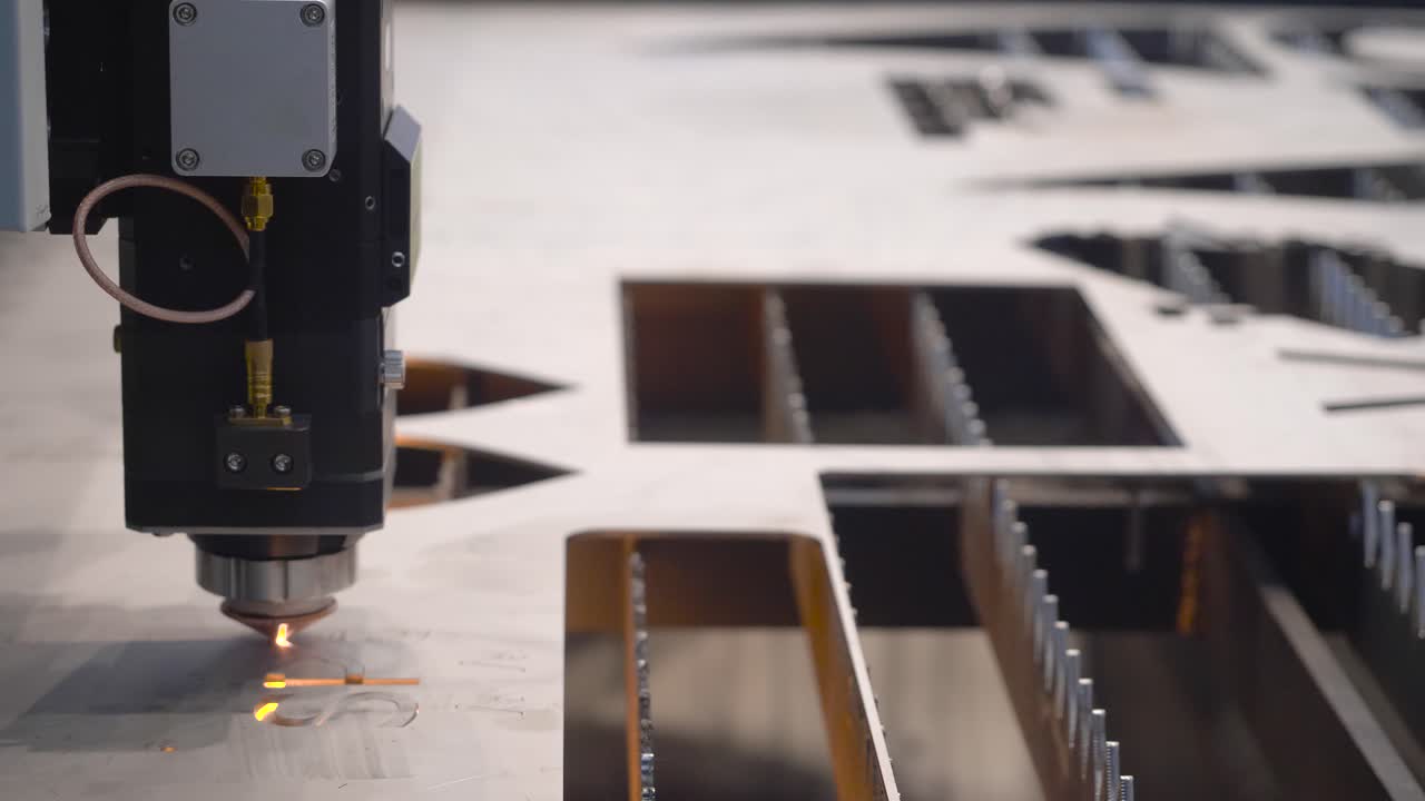 taglio laser di lastre metalliche