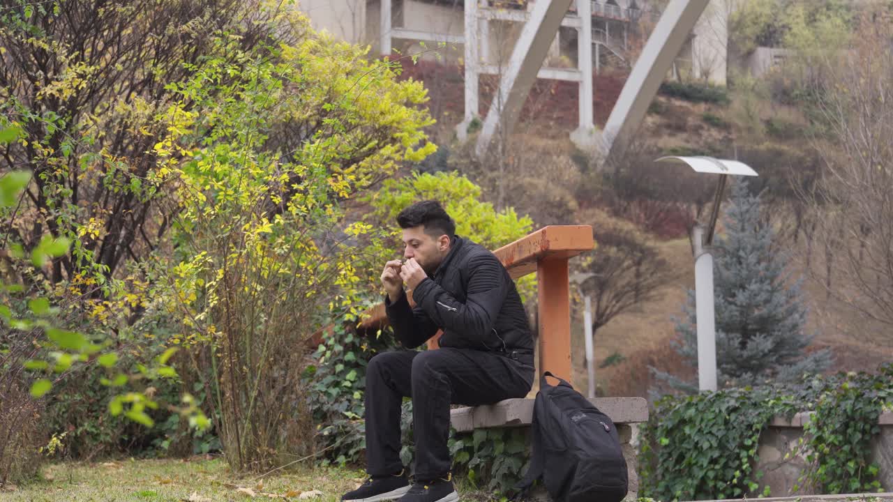 시내에 있는 정신질환자는 화가 나서 자기 자신에게 말하고 있습니다.