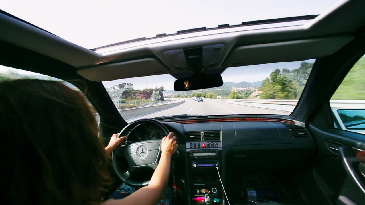 mujer conduciendo 04