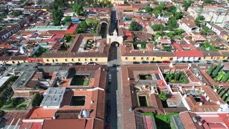 arco de santa catalina, antigua, guatemala. dron 4k