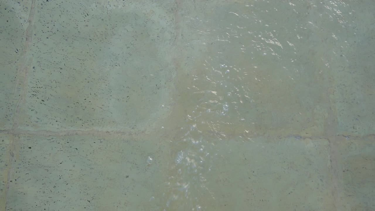 el agua que se arremolina en la superficie de una piscina