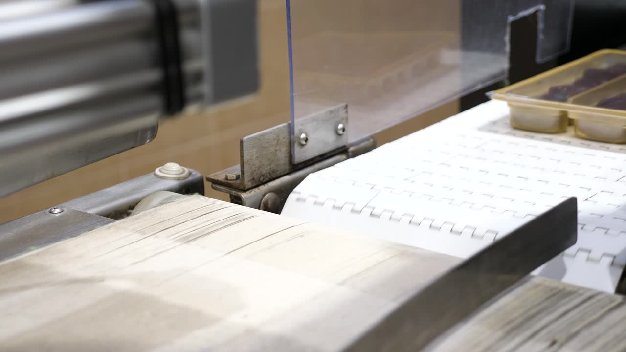 자동 컨베이어 벨트에서 움직이는 프리미엄 메줄 대추 포장 트레이