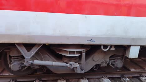 vista de la parte inferior del tren de pasajeros del ferrocarril indio desde el ángulo frontal el video se toma en la estación de tren de nueva delhi el 04 de agosto de 2022