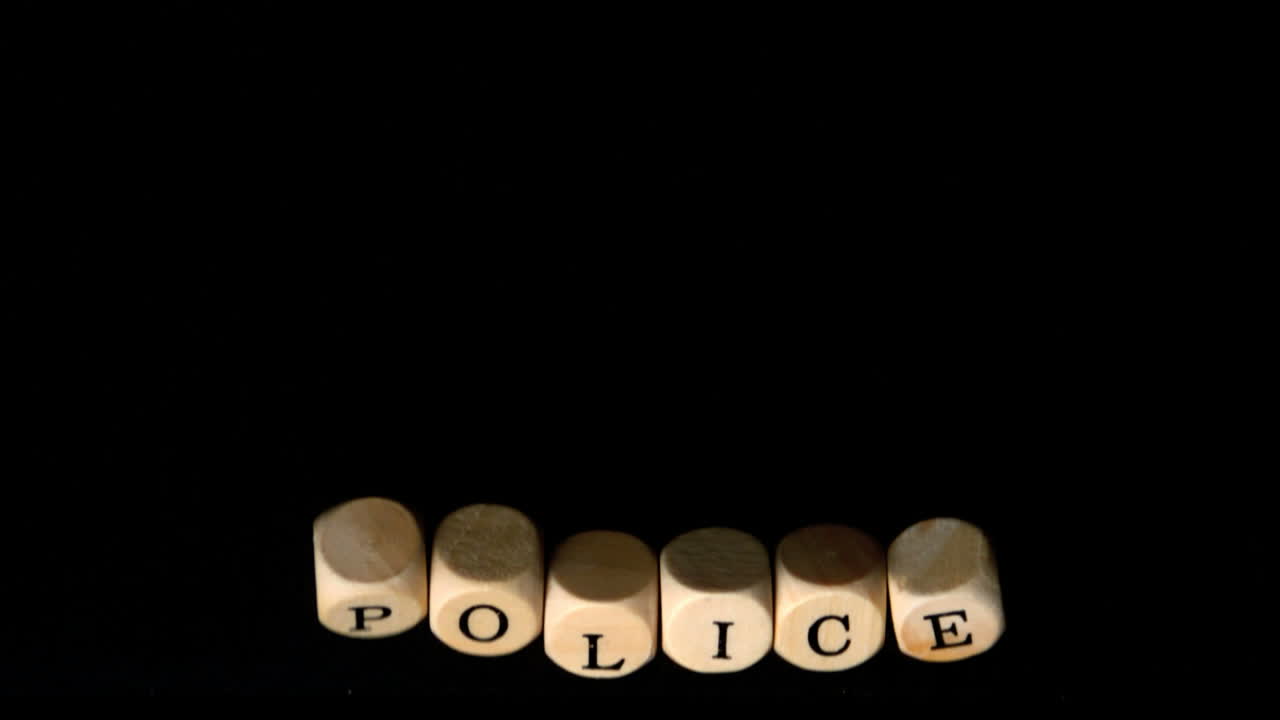 los dados de la policía cayendo juntos