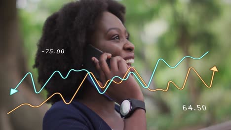 animación del procesamiento de datos sobre una mujer afroamericana que usa un teléfono inteligente