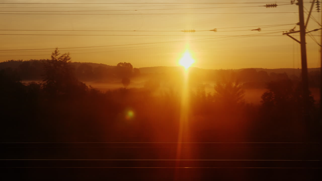 vista desde un tren en movimiento al amanecer