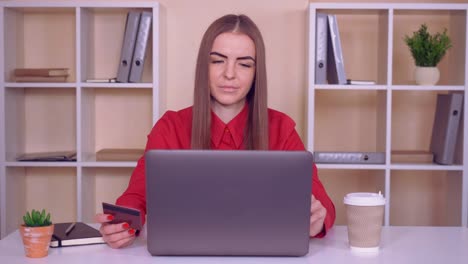chica caucásica compra en línea