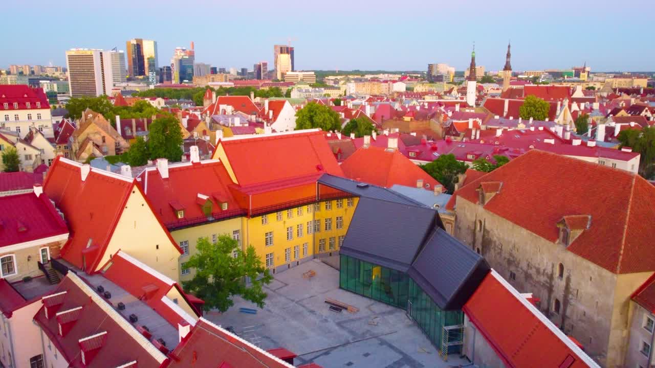 Vista aerea della Città Vecchia e dello skyline moderno di Tallinn