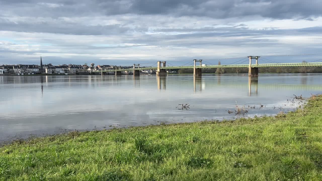 침수 된 로아르 강을 가로질러 인그란데스 레 프레스네 서 로아르 (ingrandes-le-fresne-sur-loire) 로 다리를 바라보고 있습니다.