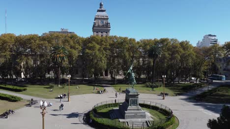 vista aérea de la plaza con árboles viejos edificio famoso y gente disfrutando de la tarde de sol