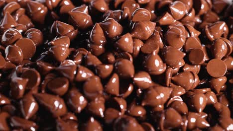 chips de chocolate en cascada y apilándose