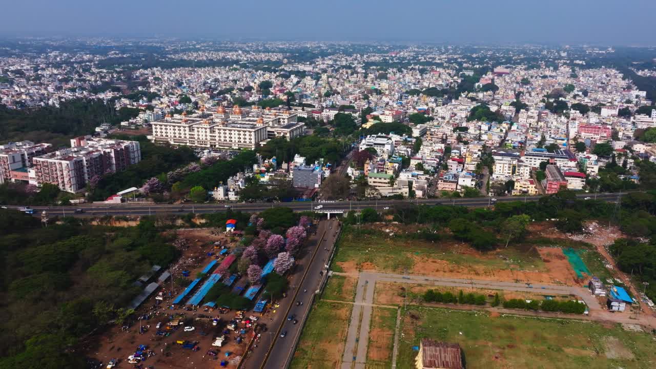 Veduta aerea della Città dei Palazzi con l'Ospedale JSS, gli appartamenti Brigade Mountain View e la strada Mg a Mysuru, Karnataka, India. Di giorno, ripresa con zoom in, ripresa da drone, 4k