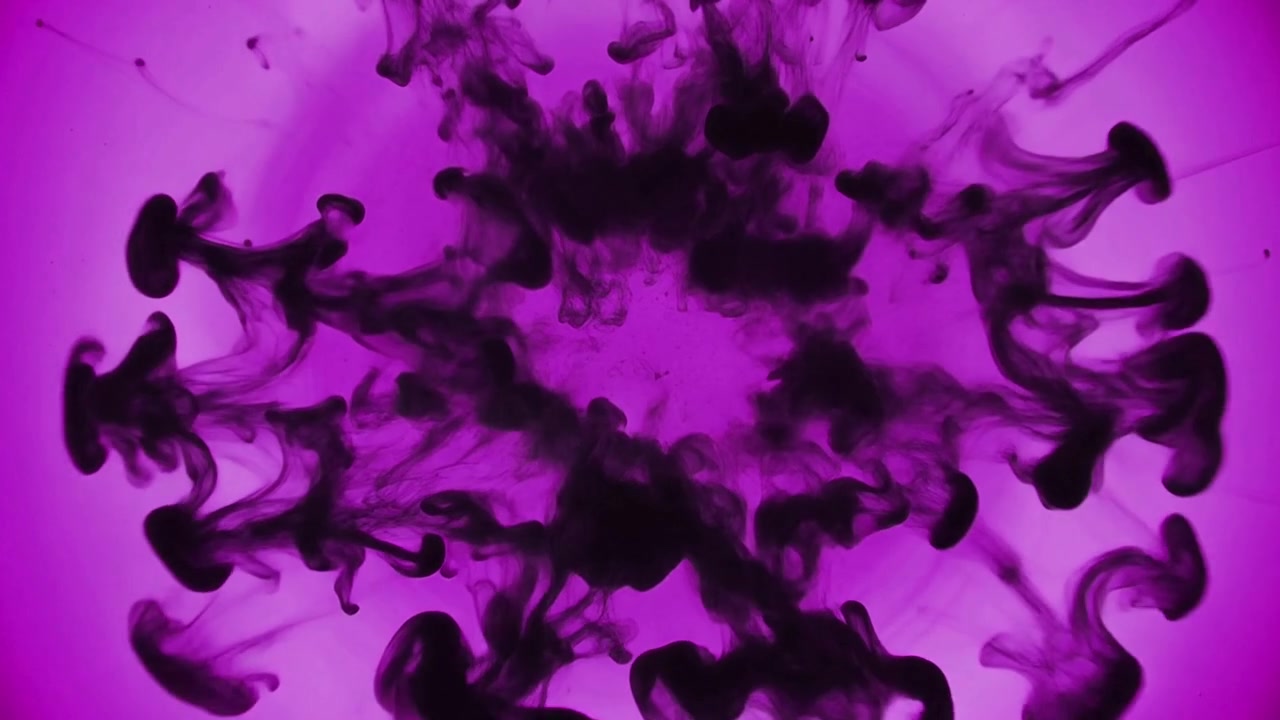 Inchiostro nero che cade e si espande in liquido viola